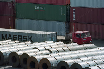 Blechrollen und Container im Terminal des Handelshafens von Kaliningrad  Russland