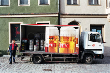 Lieferwagen der Biermarke Zywiec in der Altstadt von Posen  Polen
