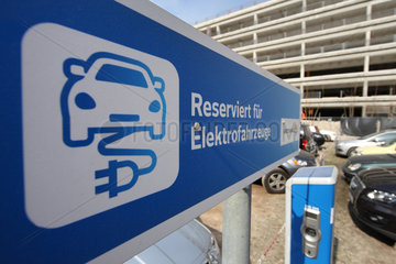 Berlin  Deutschland  Aufladestation fuer Elektrofahrzeuge