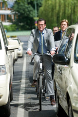 Berlin  Deutschland  Dr. Karl-Theodor zu Guttenberg mit dem Fahrrad unterwegs zum Wirtschaftstag