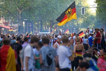 Berlin  Deutschland  deutsche Fans auf dem Kurfuerstendamm nach dem Achtelfinalsieg