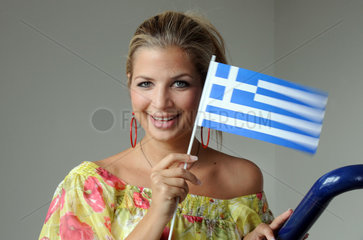 Berlin  Deutschland  Susan Sideropoulos mit einer griechischen Fahne