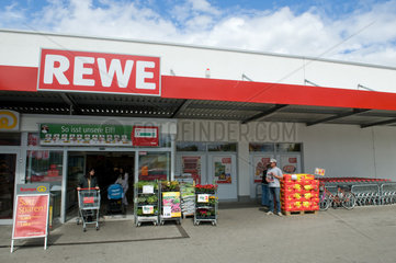 Berlin  Deutschland  Eingang einer REWE-Filiale in Pankow