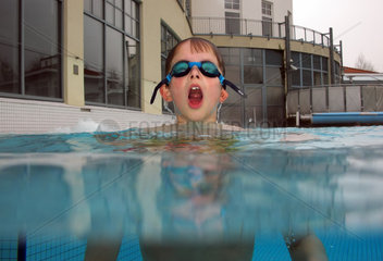 Goehren-Lebbin  Deutschland  Junge schwimmt in einem Thermalbecken