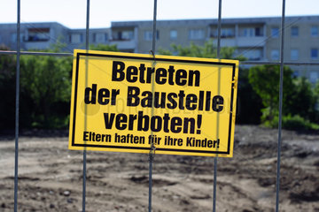 Kuehlungsborn  ein Verbotsschild an einer Baustelle