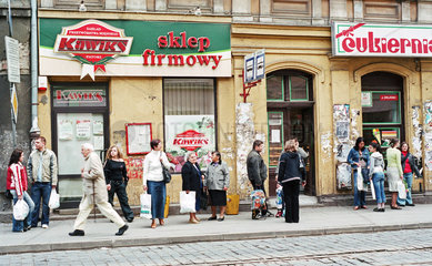 Strassenszene an einer Bushaltestelle in Lodz  Polen