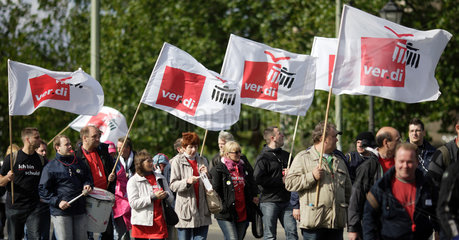 Berlin  Deutschland  Demonstranten mit Verdi-Fahnen