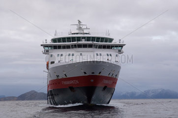 Die Finnmarken laeuft in den Hafen von Harstad ein (Norwegen)