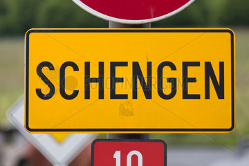 Schengen  Luxemburg - Ortsschild Schengen auf der Bruecke ueber die Mosel  in der die deutsch-luxemburgischen Grenze verlaeuft