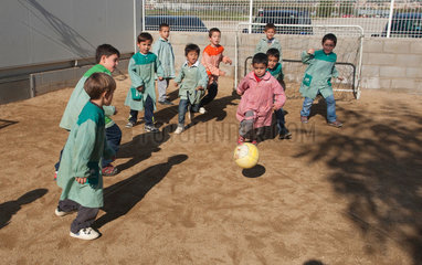 Barcelona  Spanien  Kinder spielen auf dem Pausenhof einer Grundschule