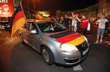 Berlin  Deutschland  Fussball-Fans feiern und jubeln am Potsdamer Platz