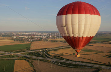 Magdeburg  Deutschland  Heissluftballon schwebt ueber dem Autobahnkreuz Magdeburg