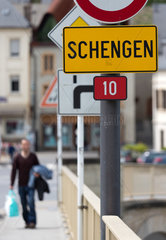 Schengen  Luxemburg - Ortsschild Schengen auf der Bruecke ueber die Mosel  in der die deutsch-luxemburgischen Grenze verlaeuft
