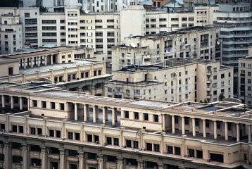 Plattenbauten im Zuckerbaeckerstil in Bukarest