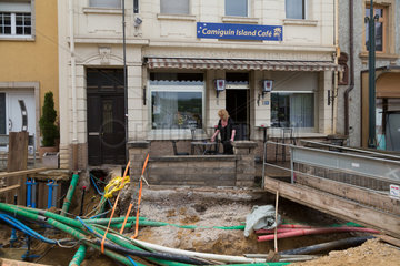 Schengen  Luxemburg - Kanalarbeiten vor einem Cafe im Zentrum des Orts an der deutsch-luxemburgischen Grenze