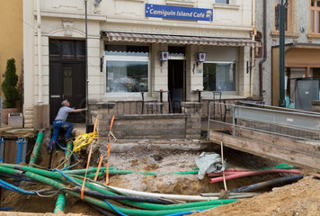Schengen  Luxemburg - Kanalarbeiten vor einem Cafe im Zentrum des Orts an der deutsch-luxemburgischen Grenze