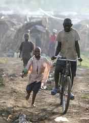 Minova  Demokratische Republik Kongo  Jungen im Mubimbi IDP Camp