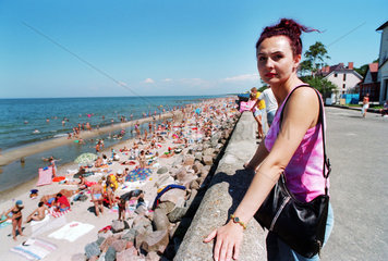Russische Touristin an der Strandpromenade in Selenogradsk (Cranz)  Kaliningrad