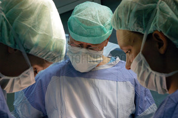 Chirurgen bei einer gynaekologischen Bauchoperation im OP