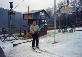 Skifahrer an einen Skilift in den Schlesischen Beskiden (Beskid Slaski)  Polen