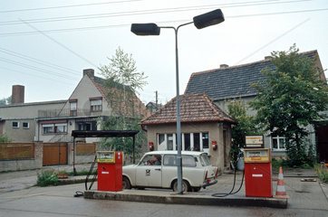 Ein Trabi der DBP auf einer Tankstelle (1993)