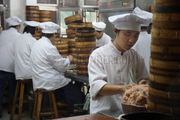 Shanghai  Koeche kochen in einer Garkueche im Yu Garten