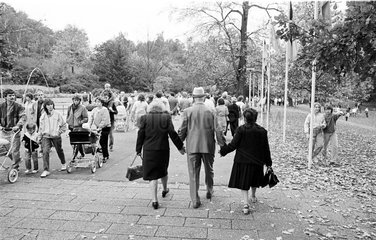 Berlin  DDR  Sonntags Spaziergang im Volkspark Friedrichshain