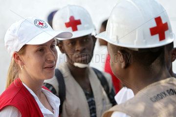 Carrefour  Haiti  DRK Projektmanagerin koordiniert die Verteilung mit dem Hatianischen Roten Kreuz