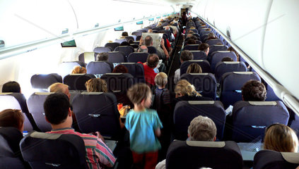 Berlin  Passagiere in einer Flugzeugkabine