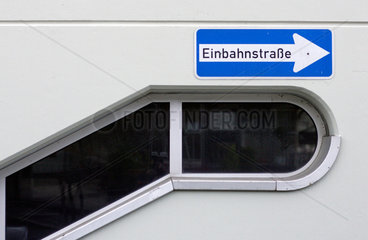 Berlin  das Schild Einbahnstrasse ueber einem Fenster an einer Haeuserwand
