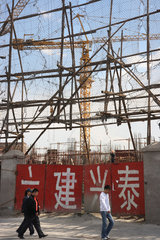 Peking  Umzaeunung und Eingangstor zur Baustelle