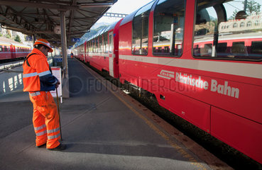 St. Moritz  Schweiz  der Bernina Express im Bahnhof