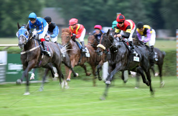 Leipzig  Deutschland  Pferde und Jockeys waehrend eines Galopprennens