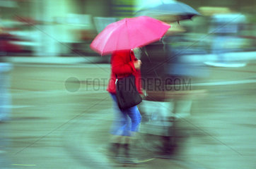 Menschen mit Regenschirmen in Zuerich