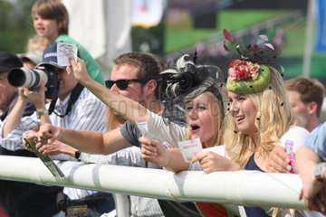 Hamburg  Deutschland  Frauen jubeln bei einem Galopprennen in Hamburg Horn