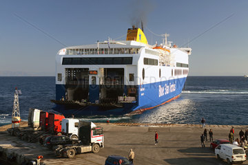 Rhodos  eine Faehre der Blue Star Ferries legt am Hafen an
