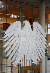 Berlin  Deutschland  Tag der offenen Tuer im Reichstag  der Bundesadler im Plenarsaal
