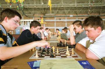 Kinder beim Schachspielen