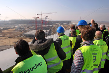 Schoenefeld  Deutschland  Besucher schauen auf die BBI Baustelle