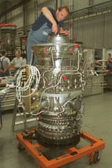 Montage eine Triebwerks bei Rolls-Royce Deutschland in Dahlewitz  Brandenburg.