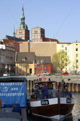Stralsund  Fischerboot im Hafen und Kirche St. Nikolai