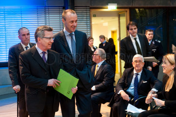 Berlin  Deutschland  Bundesverteidigungsminister Thomas de Maiziere  CDU  und Friedrich Merz bei einer Veranstaltung der Atlantik-Bruecke