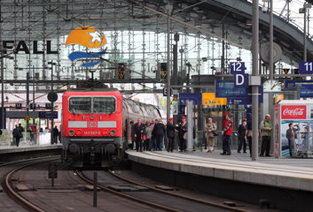 Berlin  Deutschland  einfahrender Zug in den Berliner Hauptbahnhof