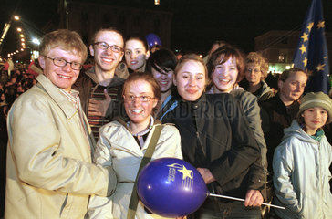 Studenten bei einer Feier zum EU-Beitritt in Warschau