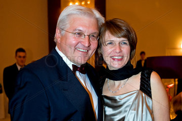 Berlin  Deutschland  Dr. Frank-Walter Steinmeier  SPD  mit seiner Ehefrau Elke Buedenbender