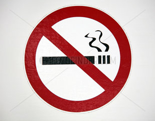 Symbolfoto  Hinweisschild Rauchen verboten