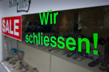 Berlin  Deutschland  ein Schuhgeschaeft macht Ausverkauf wegen Schliessung