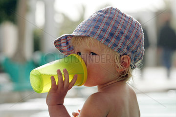 Pajara  ein kleines Kind trinkt aus einem Becher