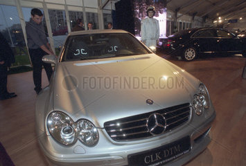Silberner Mercedes CLK-Klasse DTM in einem Autosalon in Bukarest  Rumaenien