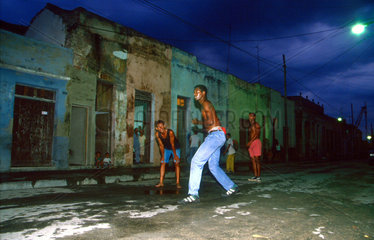 Am Abend spielen Menschen in Kuba auf der Strasse